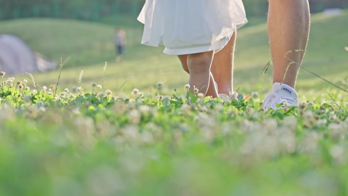 婴儿刚学会行走脚步特写3