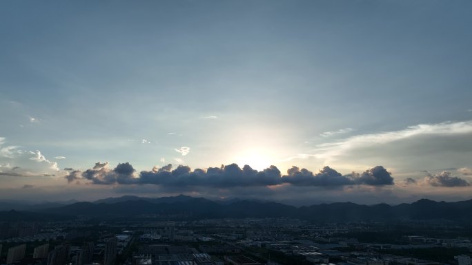 夏天高温傍晚日落云层群山航拍延时原素材