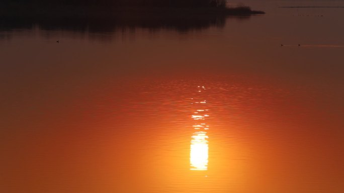 湖日落