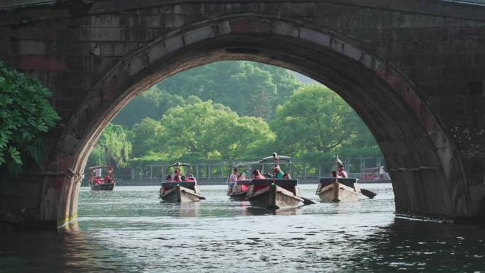 乘船在西湖上