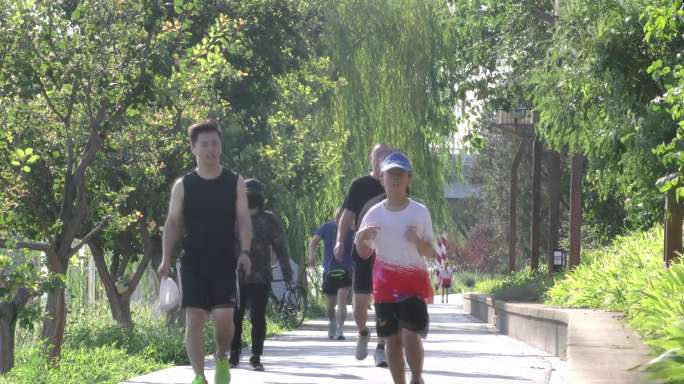 河边晨跑骑自行车户外运动公园锻炼绿道骑行