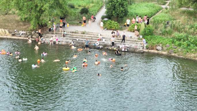 夏天暑假孩子学生河里江水游泳玩水安全隐患