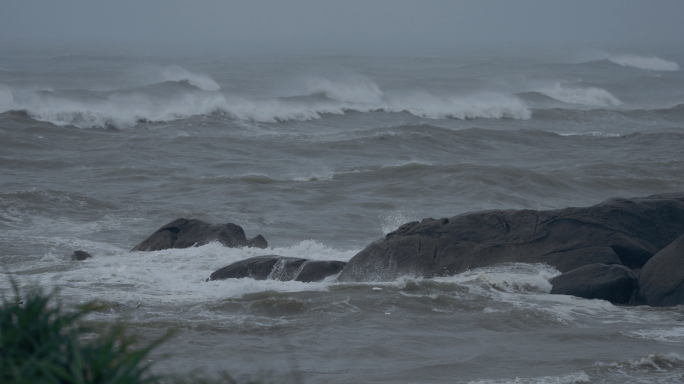 台风天海岸风光