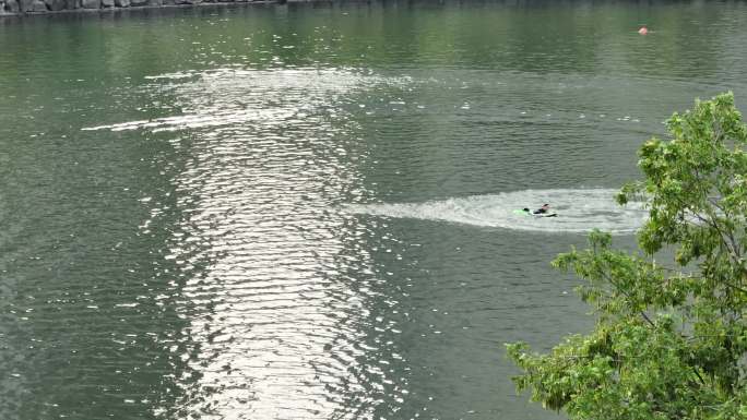 夏天暑假孩子学生江水河水游泳玩水实拍素材