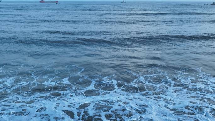 俯拍沙滩潮汐海水浪花拍打海岸海边涨潮退潮