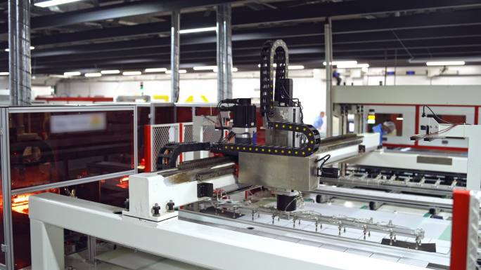 智能工厂行业。太阳能电池板工业生产中的机器人机床