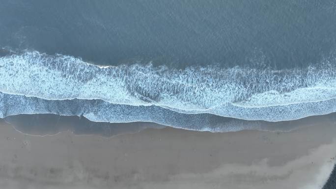 俯拍沙滩潮汐海水浪花拍打海岸海边涨潮退潮