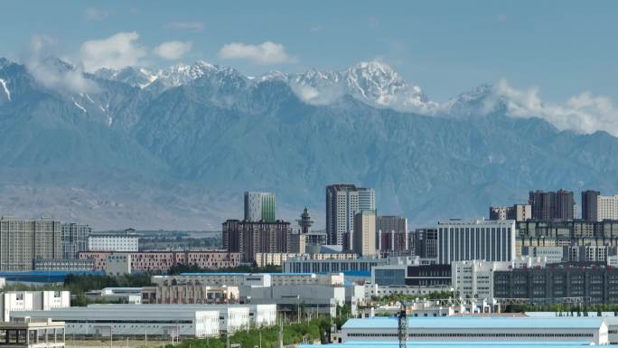 霍尔果斯 雪山 城市