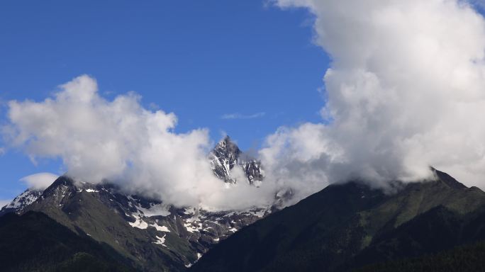 西藏林芝多雄拉雪山