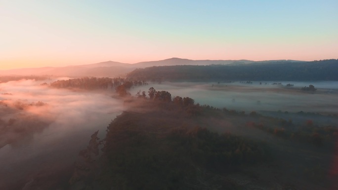 风景秀丽的飞行穿过田野和森林上的浓雾，走向阳光。