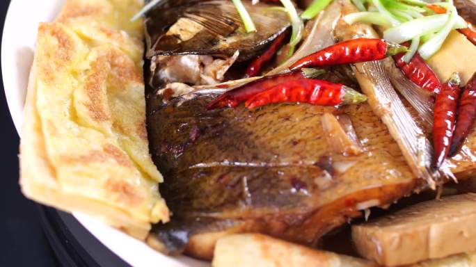 鱼头泡饼-铁锅炖鱼-炖鱼-铁锅炖杂鱼湘菜