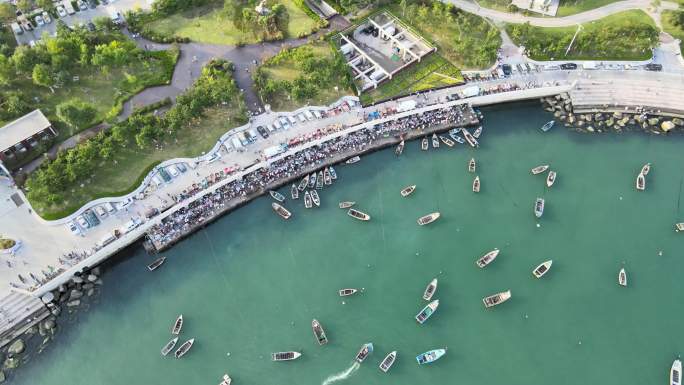 航拍俯瞰威海市环翠区合庆渔市码头