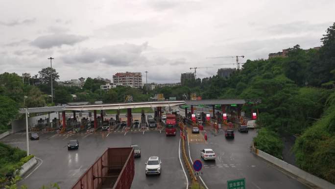 快速路高速路收费站雨后车流通行