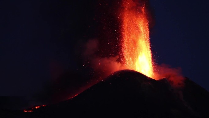 在夜的埃特纳火山喷发