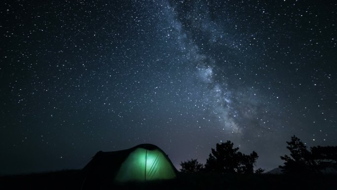 在夜里动星星帐篷