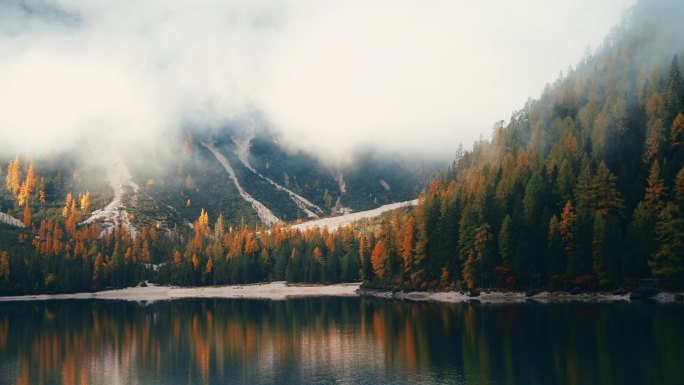 意大利白云石，风景如画的高山景观，雾蒙蒙的湖山 