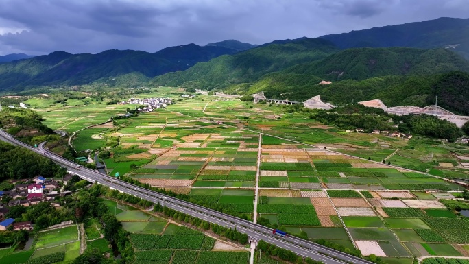 高速公路穿过村庄稻田航拍