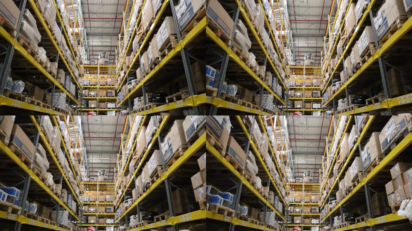 相机与订购货物的调色板和材料在仓库之间移动