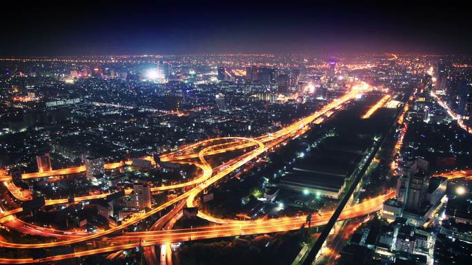 视频1080 p-夜晚与路交界处的城市全景。