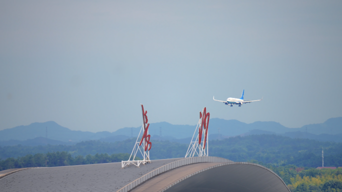 4K客机飞越黄花国际机场长沙标志升格空镜