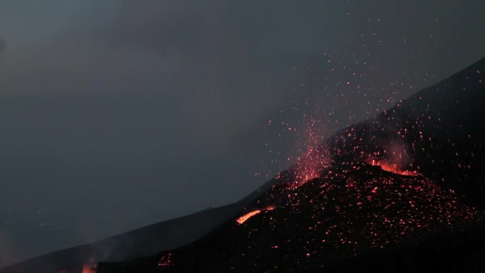 黎明的火山喷发