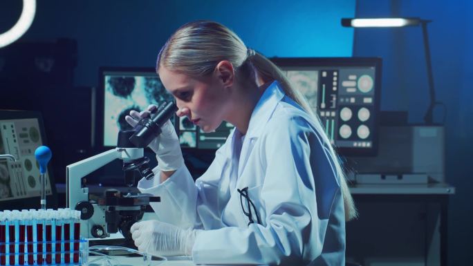 在现代实验室工作的女科学家。博士做微生物学研究。实验工具:显微镜、试管、仪器。冠状病毒新型冠状病毒肺