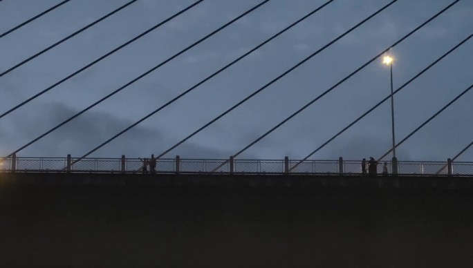 傍晚在桥上看风景的人视频素材