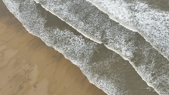 阴天沙滩海浪航拍大海潮汐海水波纹浪花波浪