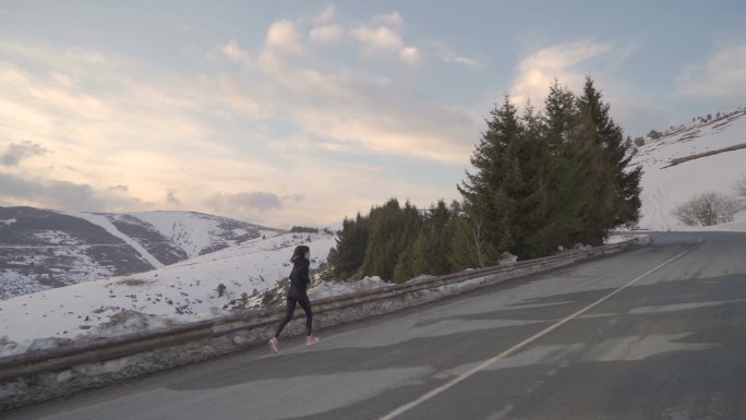 在保加利亚，精力充沛的女运动员在冬季冲向山顶，冲向自由之弧