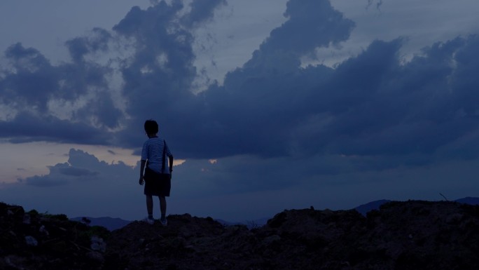 孩子登山登山人脚步特写追梦努力孤勇者