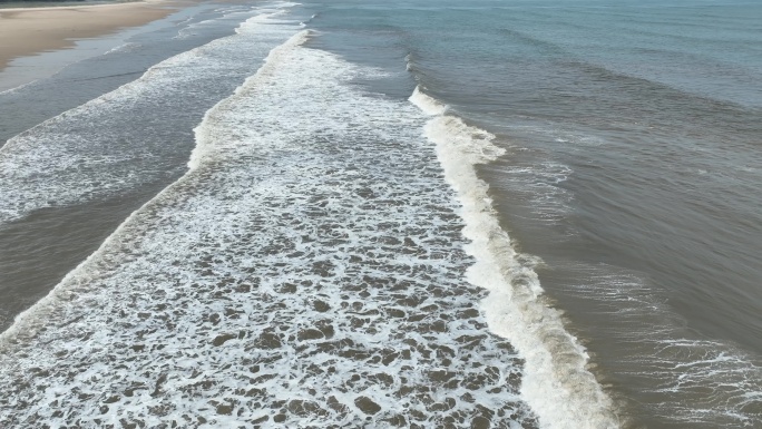 阴天沙滩海浪航拍大海潮汐海水波纹浪花波浪