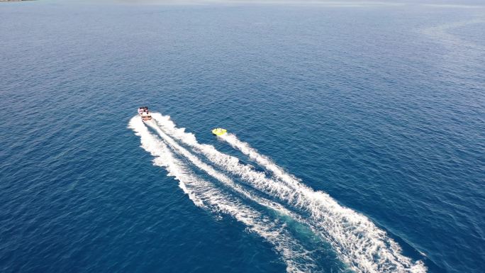 从空中俯瞰拖曳管子的汽艇.希腊克里特岛·埃隆达
