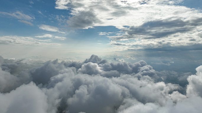 高空穿过云层