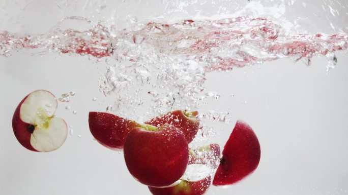苹果掉进水里.