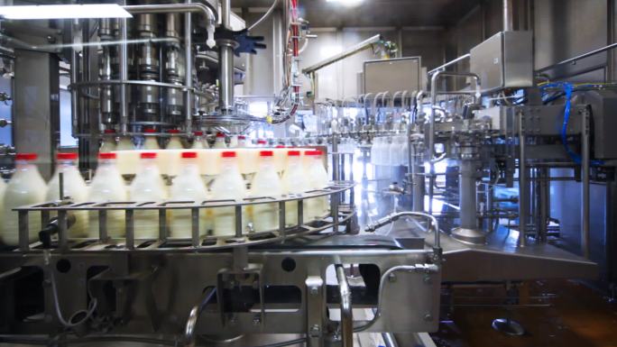 瓶而洗净、 晒干、 装满了牛奶和关闭在工厂式输送机帽