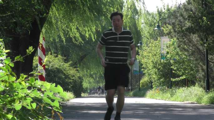 晨跑骑行健身退休生活生态城市绿道跑步遛弯