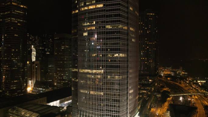 晚上在大城市的摩天大楼的最高视图。股票。夜晚的城市美景