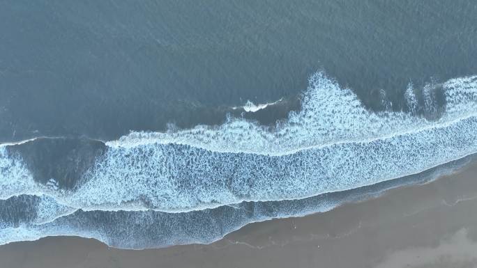 俯拍沙滩潮汐海水浪花拍打海岸海边涨潮退潮