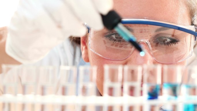 可爱医学或科学研究员-化学家-科学家在实验室中使用吸管和试管