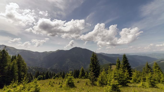 喀尔巴阡山夏季景观与蓝蓝的天空和云