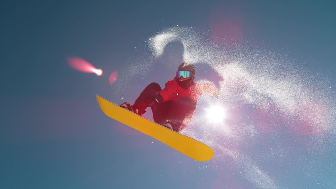 慢动作：冬日的阳光照射在滑雪板上做旋转抓斗.