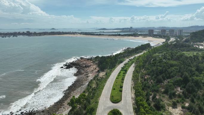 汽车行驶在沿海公路航拍海岸线旅游沿途风景