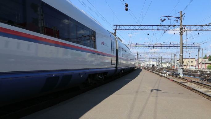 机场快线列车萨普桑·列宁格勒斯基火车站和乘客。莫斯科，俄罗斯-高速列车获得Oao “俄罗斯铁路” 用