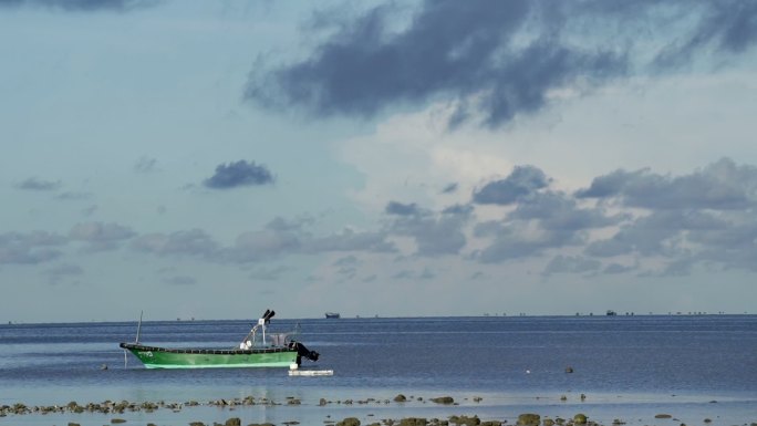 海边小船海上渔民