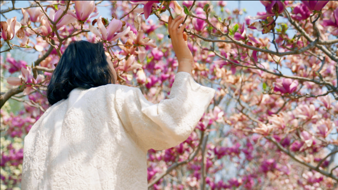 女人在玉兰花丛中复古服装4K实拍