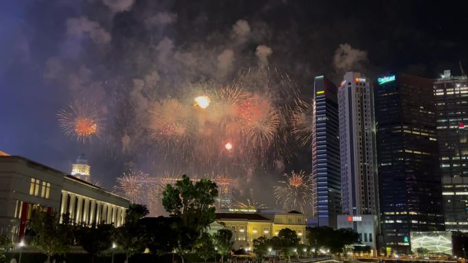 新加坡烟花夜景，照亮半边天