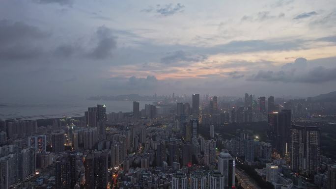 夜幕降临的城市