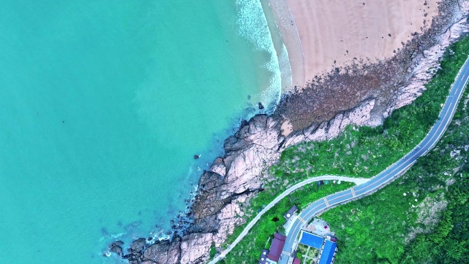 航拍俯看海岛沙滩和礁石浪花