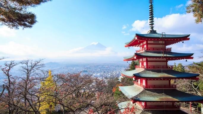  时间流逝的美丽的富士山与秋天的颜色在日本