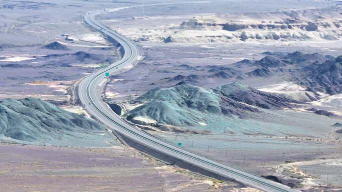 4K航拍新疆乌尔禾的魔鬼城公路风景